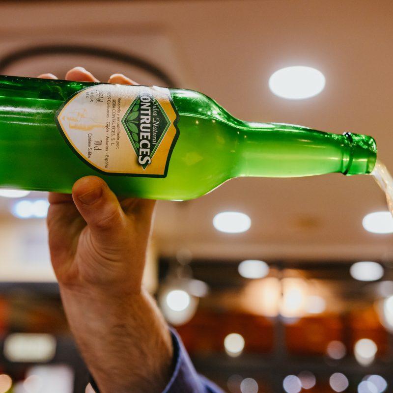 Imagen que muestra una botella de sidra