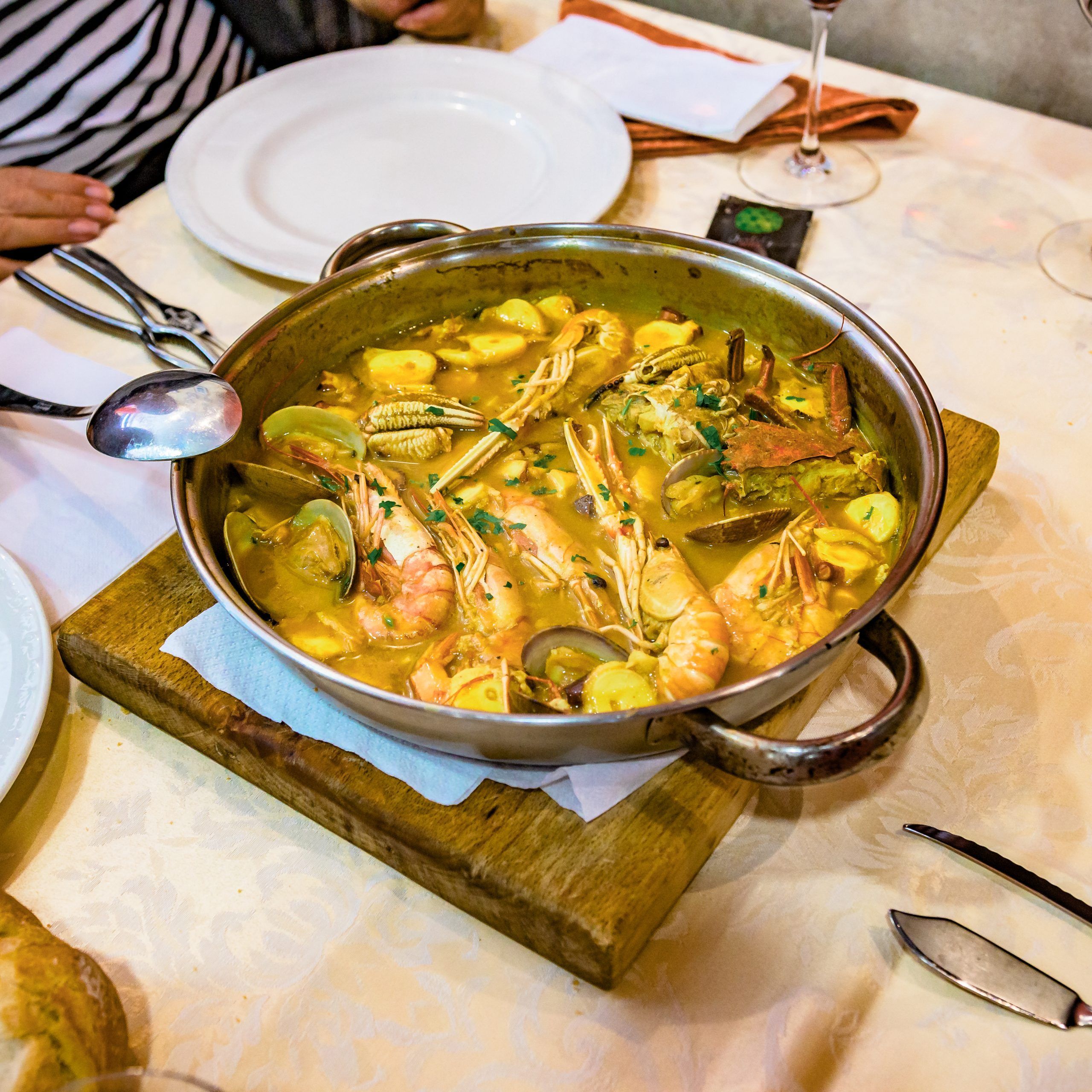 Imagen que muestra un plato de marisco