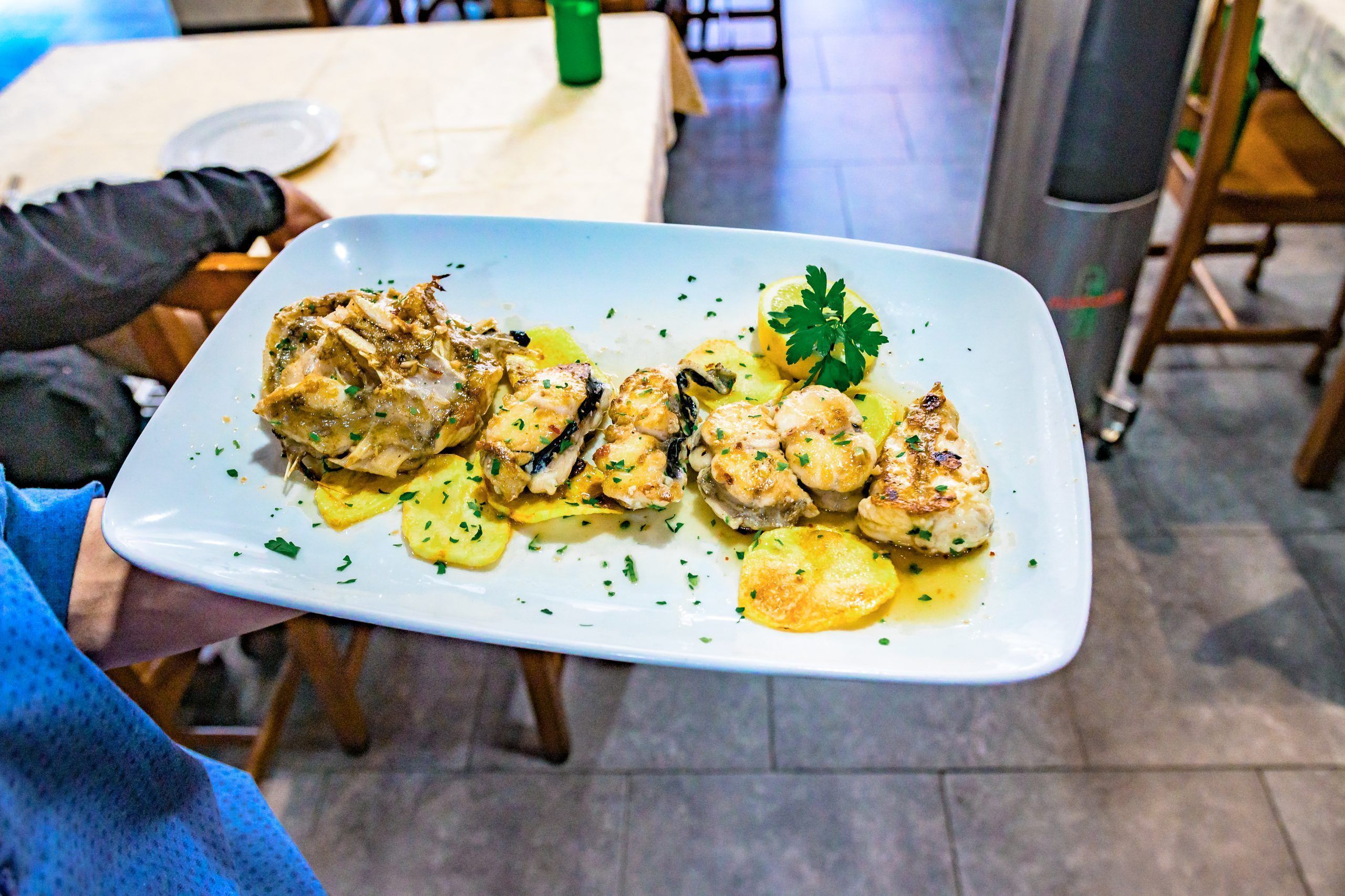Imagen que muestra un plato de pescado.
